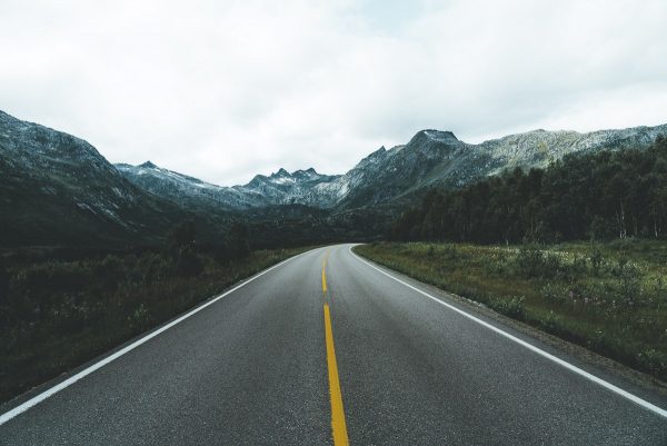 Mountain-Road-Norway-yellow-lines-lofoten-wallpaper