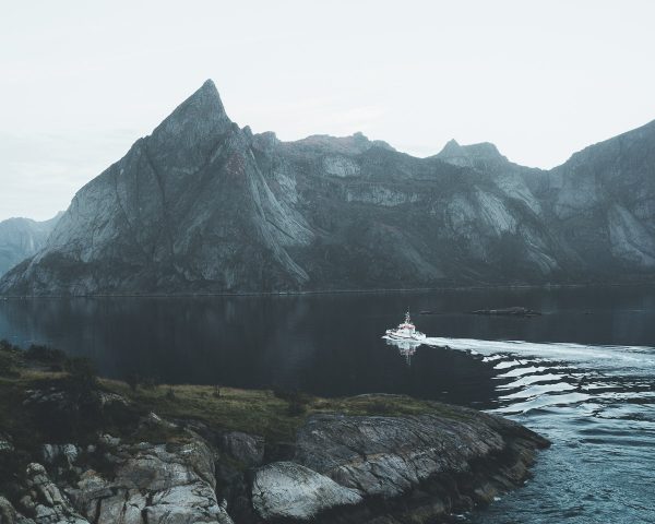 Fishing-boat-reine-norway-lofoten-spiky-mountain-reinefjorden