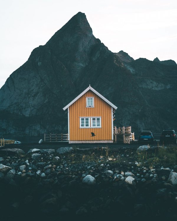 Yellow-Hut-sakrisoy-cabin-norway-lofoten-grabdesign
