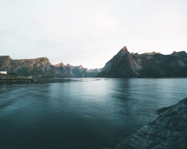 Fjord-reine-reinefjord-reinefjorden-norway-lofoten-jonathan-eriksson-pite-fotograf-foto-piteå