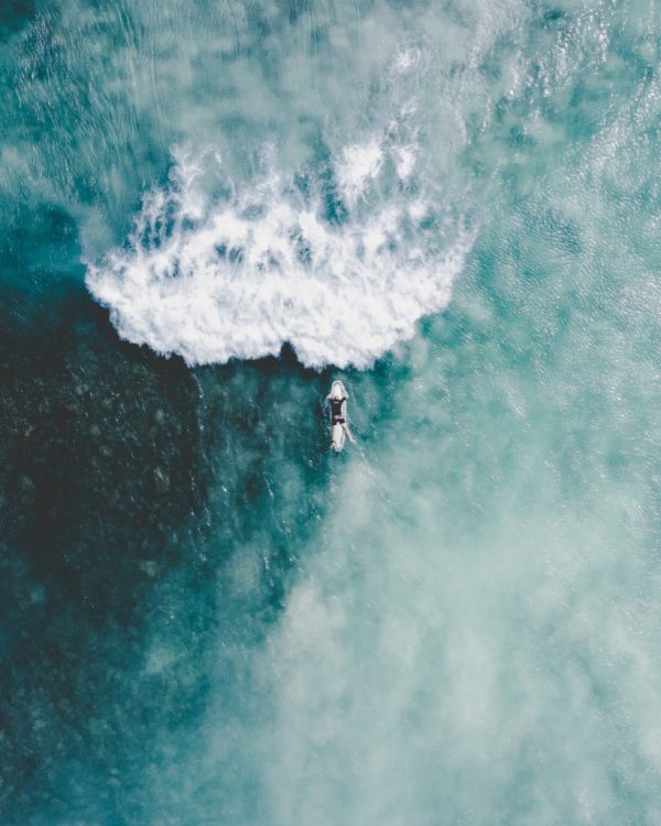 Cabo-verde-surf-drone-mavic2-grab-design-jonathaneriksson-topdown-surfing-ocean-atlantic-africa-kap-verde